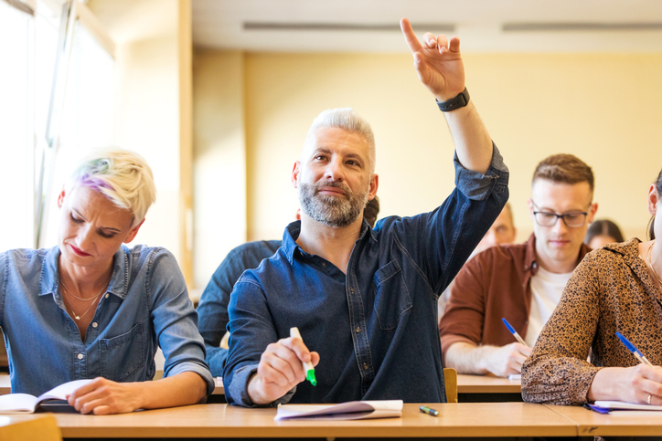 Erwachsene in der Klasse